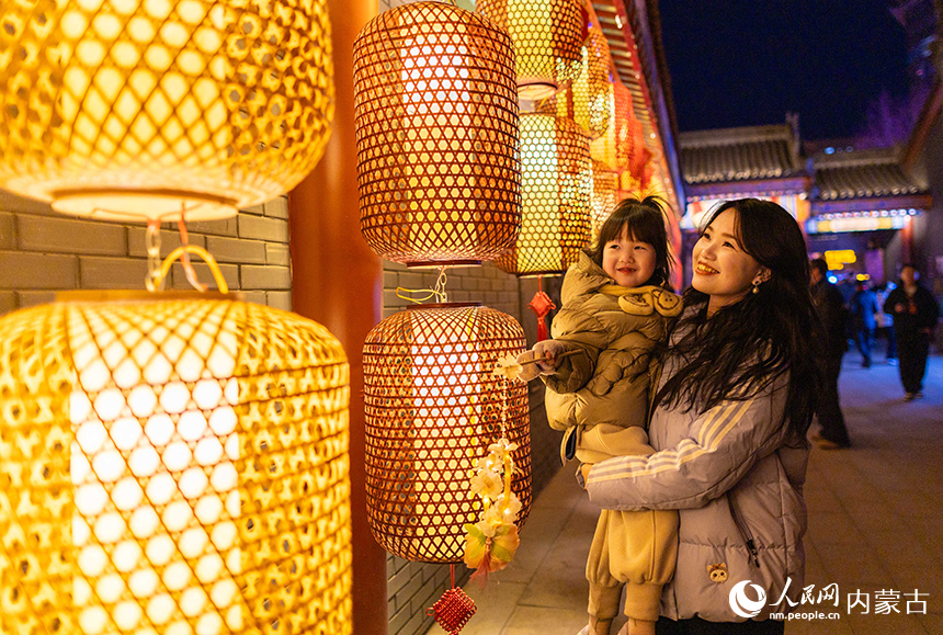 呼和浩特市玉泉區“鯉燈映月 福滿上元”魚燈夜游會現場，游人在賞燈游玩。丁根厚攝