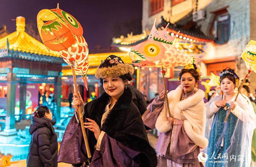 呼和浩特市玉泉区“鲤灯映月 福满上元”鱼灯夜游会现场，演员在进行鱼灯巡游表演。丁根厚摄
