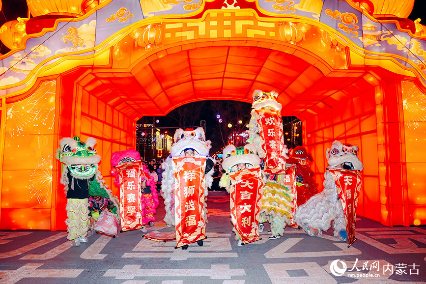 彩狮列队,红灯拱门送祝福。赛罕区文体旅游广电局供图