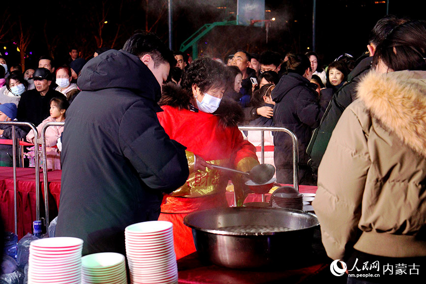 工作人员为群众分发元宵。实习生 张诗婕摄