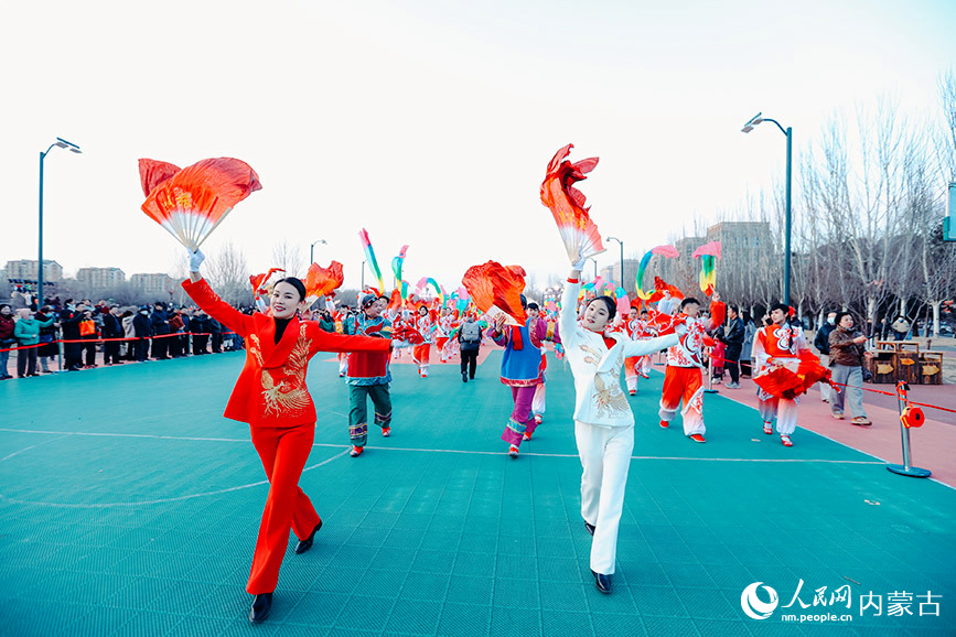 新式秧歌展示团队热场。赛罕区文体旅游广电局供图