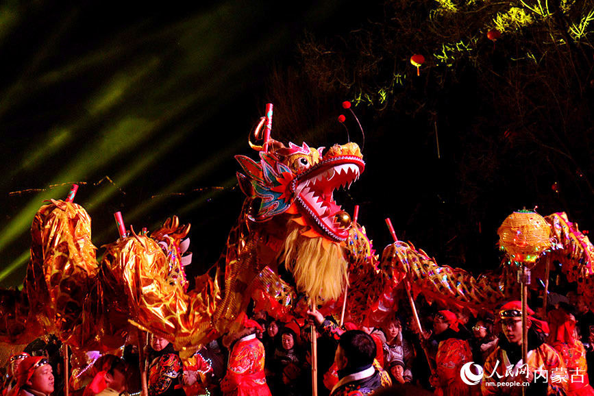 夜空中金鳞祥龙舞动,喜庆热庆。实习生 张诗婕摄