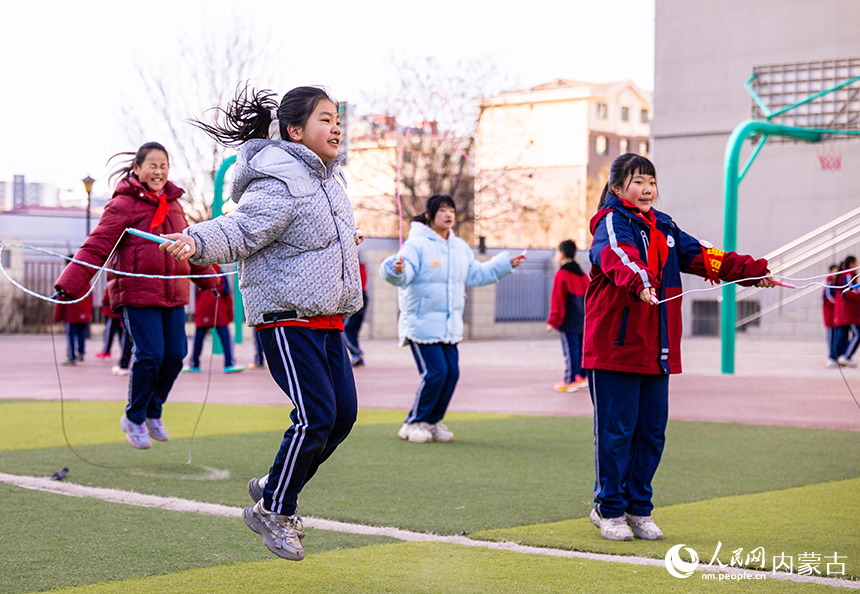 呼和浩特市玉泉区石东路小学学生在操场练习跳绳。丁根厚摄