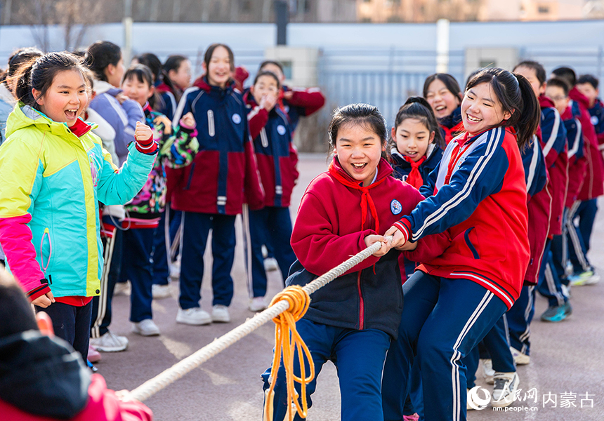 呼和浩特市玉泉區石東路小學學生在操場參加拔河趣味賽。丁根厚攝