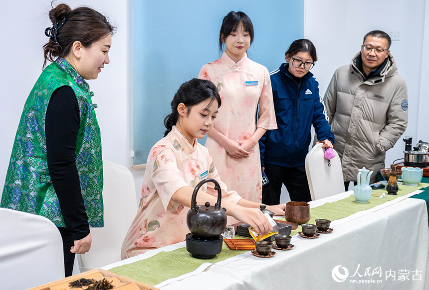 内蒙古呼和浩特市妇联巾帼创业就业主题活动现场，学员在展示茶艺。丁根厚摄