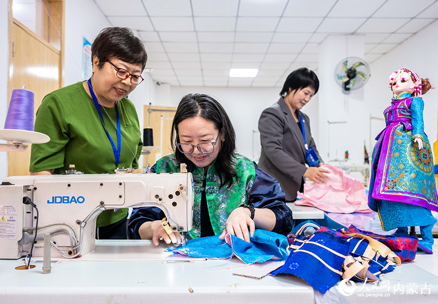 內蒙古呼和浩特市婦聯巾幗創業就業主題活動現場，學員在展示敕勒川巧娘手工藝品制作技藝。丁根厚攝