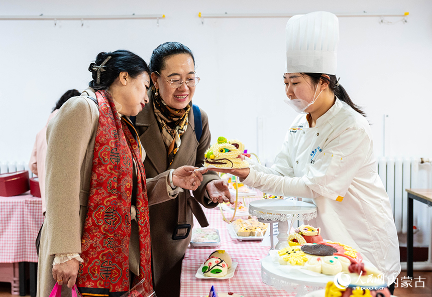 內蒙古呼和浩特市婦聯巾幗創業就業主題活動現場，市民在了解醒獅花饃制作技藝。丁根厚攝