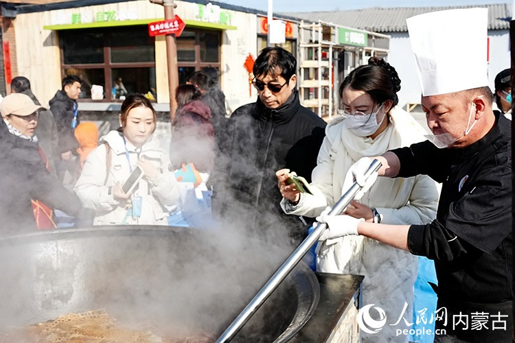 美味的開河魚吸引游客打卡。人民網記者 苗陽攝