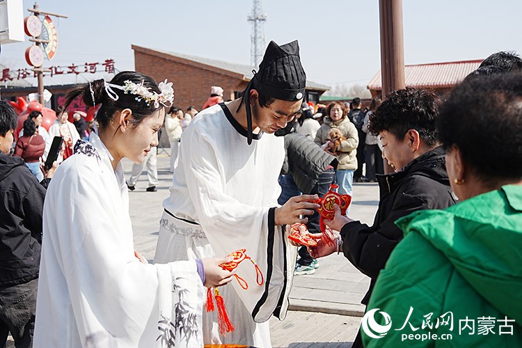 游客正在和現場演職人員互動。人民網記者 苗陽攝