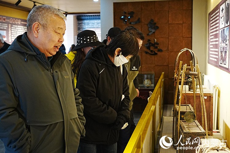 游客在黃河文化民俗展覽館參觀。人民網記者 苗陽攝