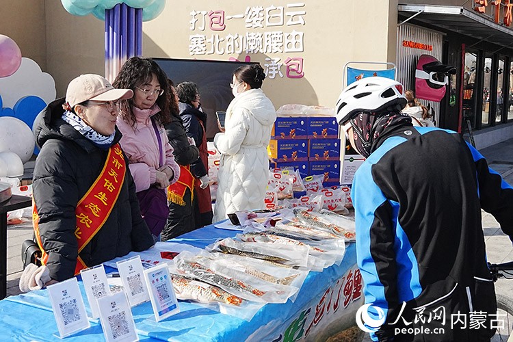 游客在現場了解黃河開河魚。人民網記者 苗陽攝