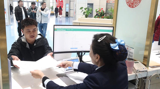 市民在政务服务中心“高效办成一件事”综合窗口办理业务。马崔宇摄