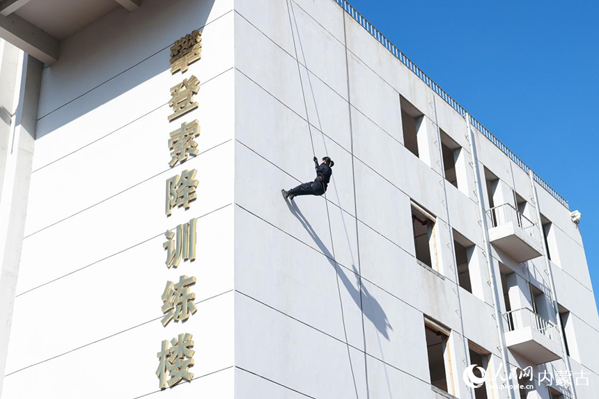高难度索降科目训练。周煦坪摄