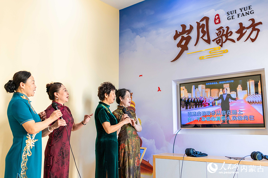 老年學員在玉泉區老年大學“歲月歌坊”內練習唱歌。丁根厚攝