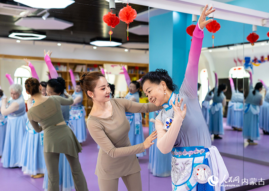 老年學員在玉泉區老年大學民族舞課上學習。丁根厚攝