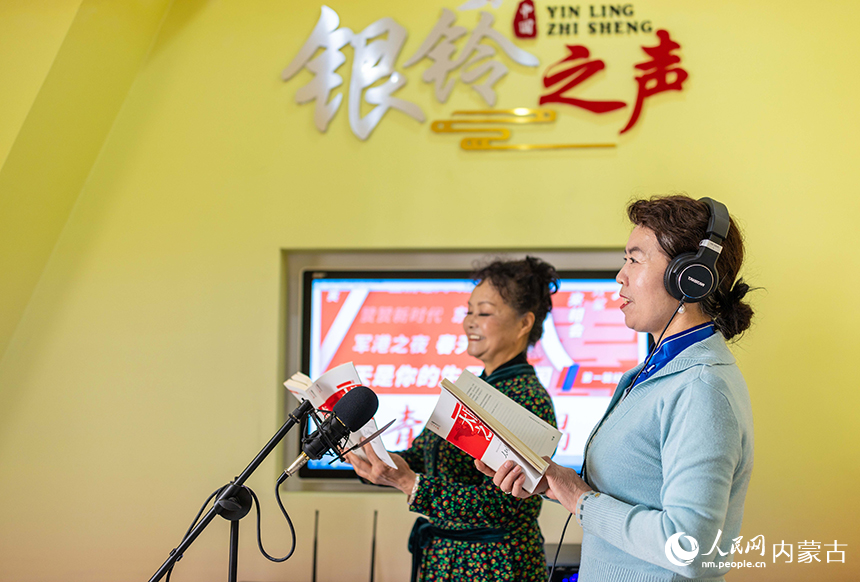 老年學員在玉泉區老年大學“銀齡之聲”朗誦課上練習。丁根厚攝