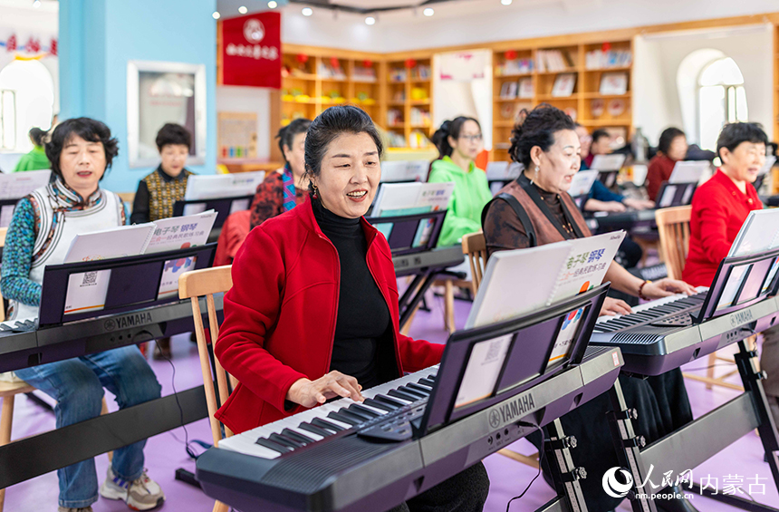 老年学员在玉泉区老年大学学习电子琴演奏。丁根厚摄