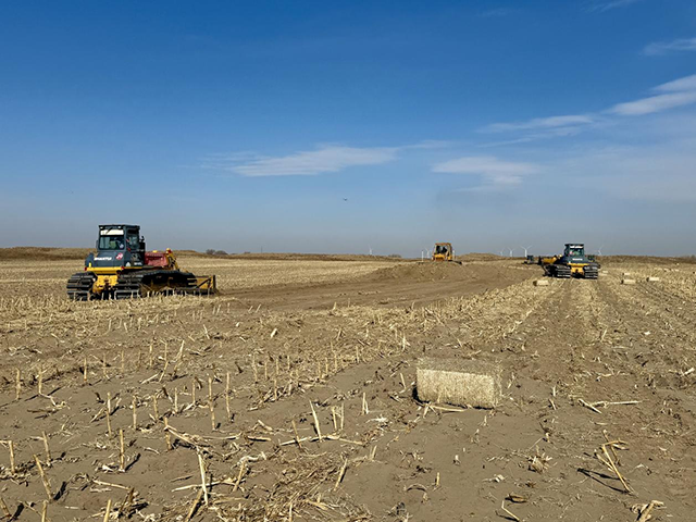 图片说明：多台机械协同推进高标准农田建设。王蕾摄