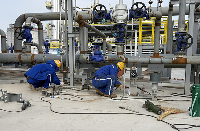 通辽市盈通能源有限公司日处理2×240万方天然气液化项目施工现场工人正在施工。王蕾摄