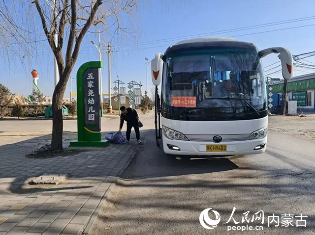 2025年12月29日薛家灣至十二連城“客貨郵”融合線路開通。自治區交通運輸廳供圖