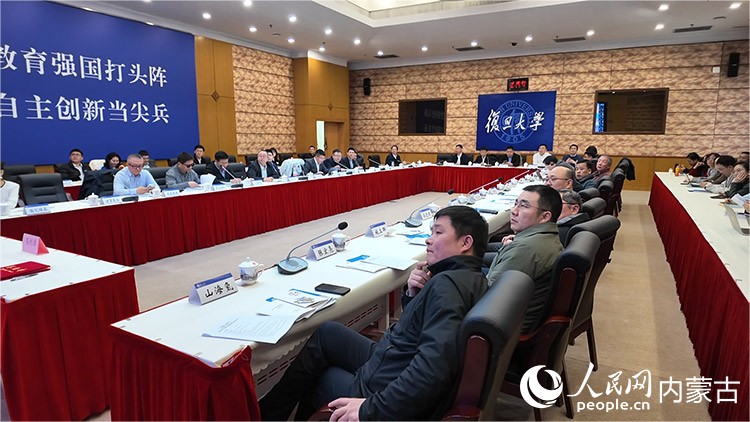 “智汇包头·产学研融”产学研用需求对接活动。黄磊摄