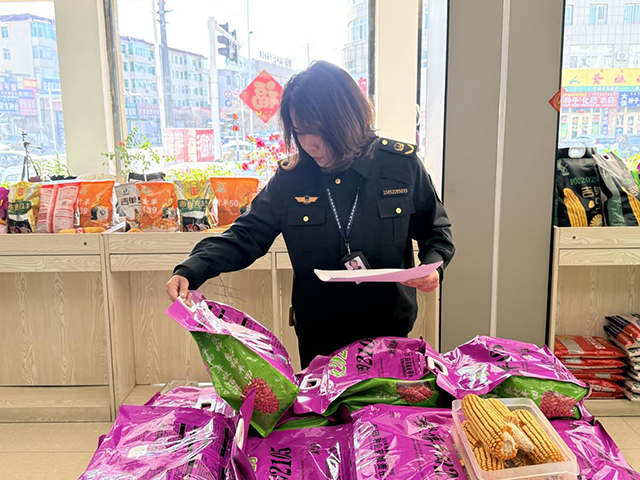 执法人员正在仔细核对农资产品的生产批号。娇阳摄