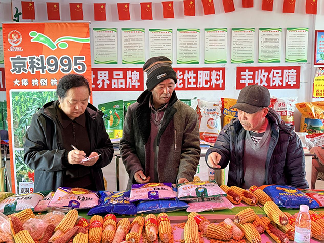 农资店里，农户选购种子与肥料。娇阳摄