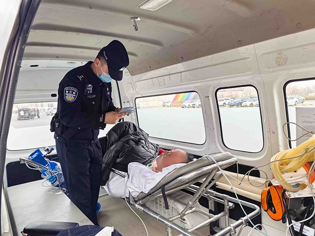 二连出入境边防检查站开通“紧急通道”快速为旅客办理通关手续。