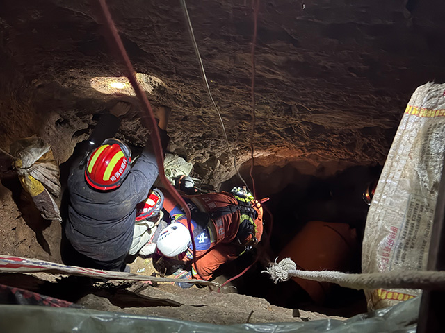 在眾人合力下女子被救