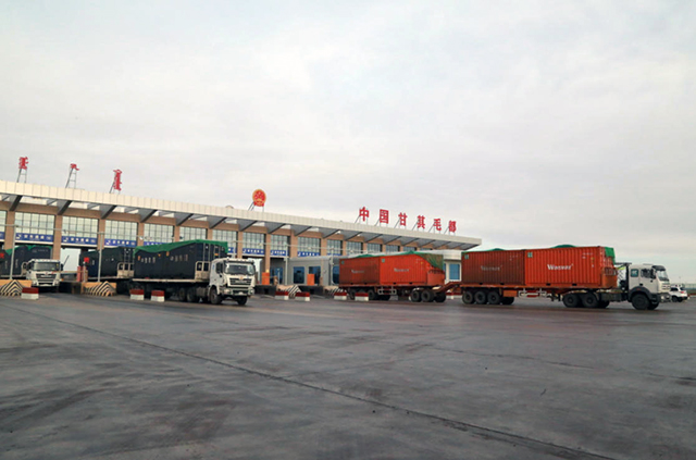 跨境货运车从甘其毛都口岸智能卡口通关。赵磊摄