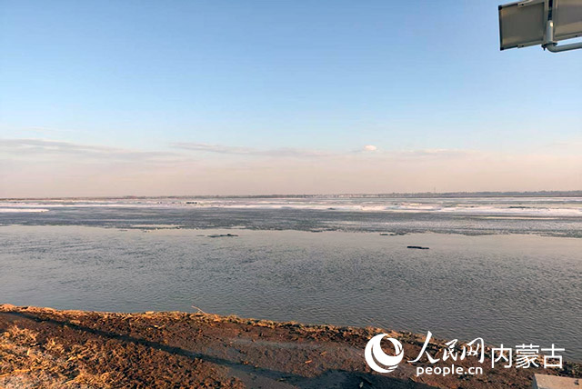 包头三座茅庵断面开河实况。包头水文分中心供图