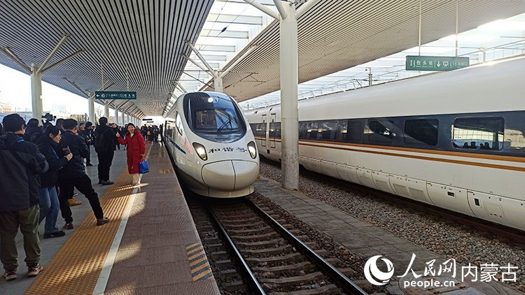 包银高铁全线贯通运营。冀云洁摄