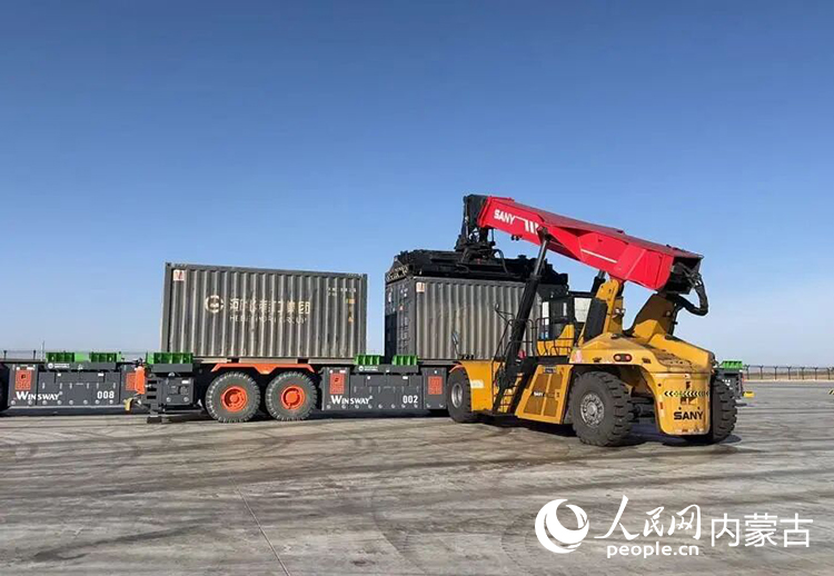 近日,包头市满都拉口岸首批满载进口煤炭的AGV无人驾驶运输车辆,在智能调度系统的精准指令下,从蒙古国杭吉口岸一侧平稳驶入我国境内,中蒙口岸再添智能化物流新通道。自治区交通运输厅供图