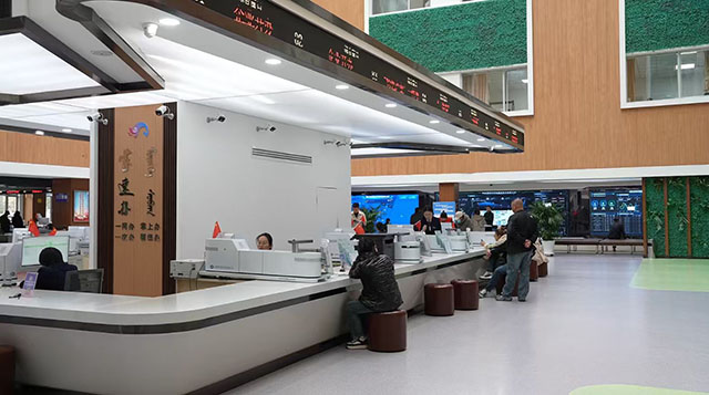 为办事群众办理业务中。李东方摄