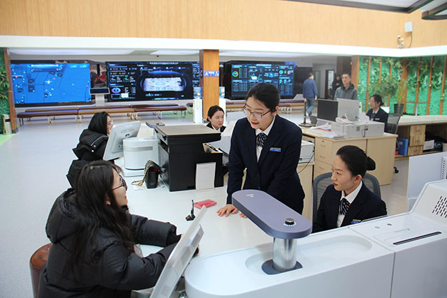 综合窗口人员为群众办理营业执照业务。李东方摄