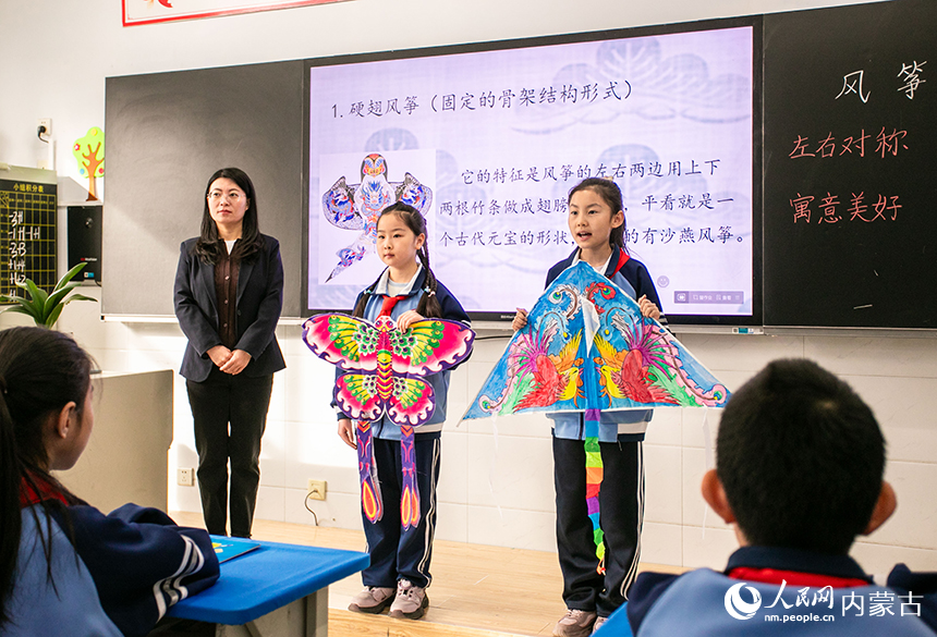 呼和浩特市玉泉區恆昌店巷小學五裡營校區的學生在分享風箏的相關文化知識。丁根厚攝