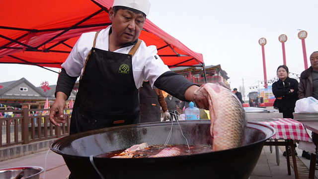 厨师现场烹饪黄河鱼