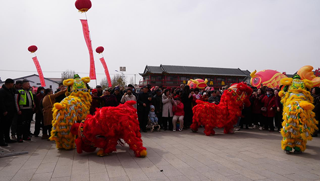 舞狮与台下观众热情互动