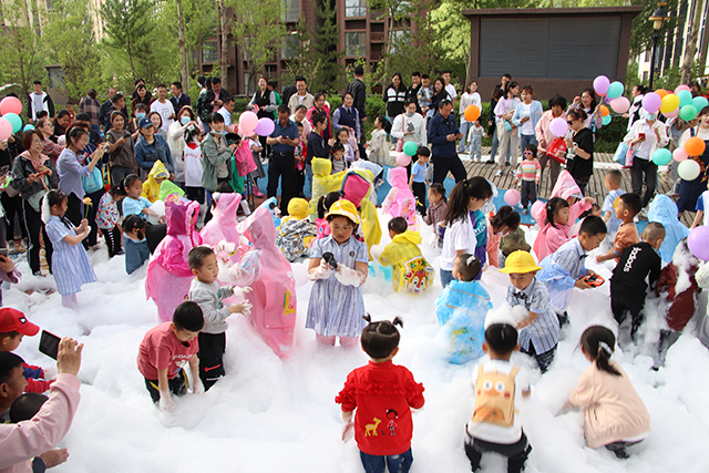 各族群众在康新街道幸福生活场景。