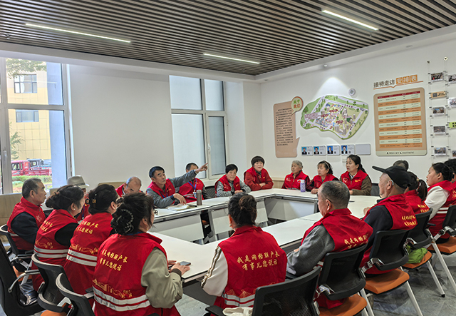 居民骨干联户长座谈交流协商解决问题。