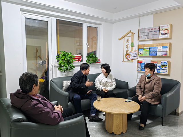 邻里中心共享客厅居民唠家常。