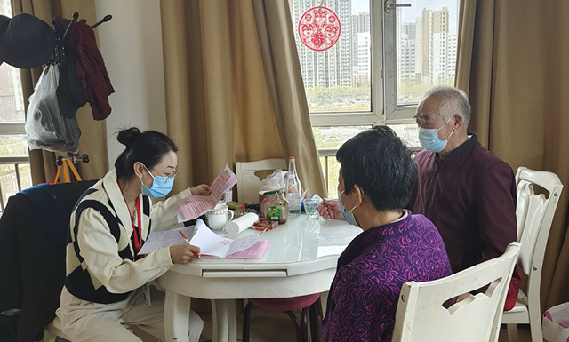 社区网格员为居民帮办代办业务。