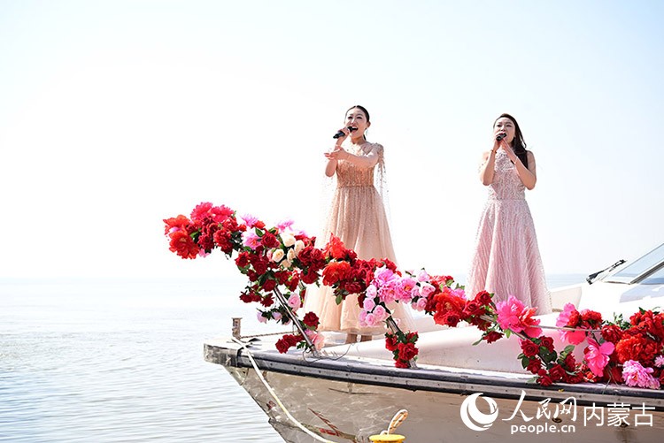 乌兰牧骑演员在船上演唱《立春》。人民网记者 寇雅楠摄