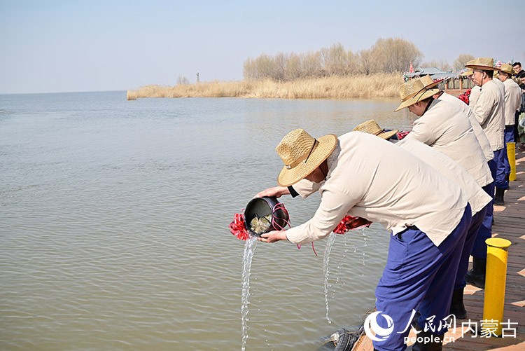 渔民放流鱼苗。人民网记者 寇雅楠摄