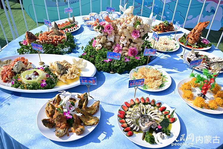 鲜美可口的全鱼宴。人民网记者 寇雅楠摄