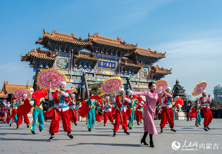 内蒙古呼和浩特市玉泉区“二月二”南北非遗民俗展演现场，陕北倩倩秧歌队的表演吸引游人驻足观看。丁根厚摄