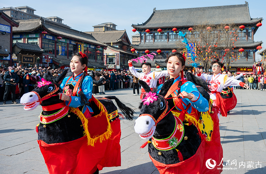 内蒙古呼和浩特市玉泉区“二月二”南北非遗民俗展演现场，陕北倩倩秧歌队的表演吸引游人驻足观看。丁根厚摄