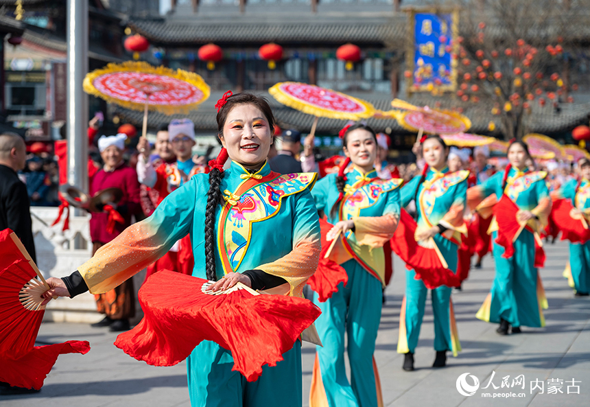 内蒙古呼和浩特市玉泉区“二月二”南北非遗民俗展演现场，陕北倩倩秧歌队的表演吸引游人驻足观看。丁根厚摄