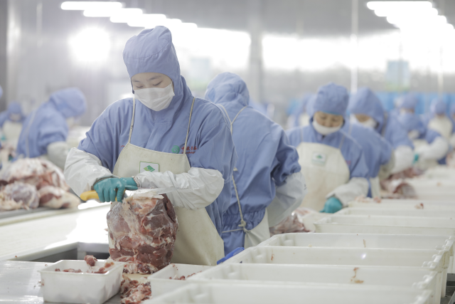 牛羊肉分解车间。