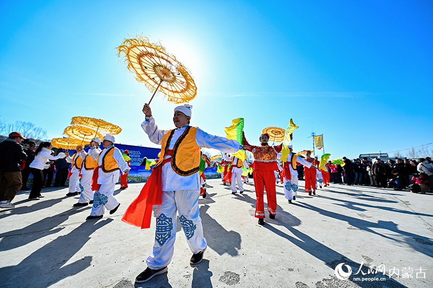 民俗表演热闹欢腾。托克托县委宣传部供图